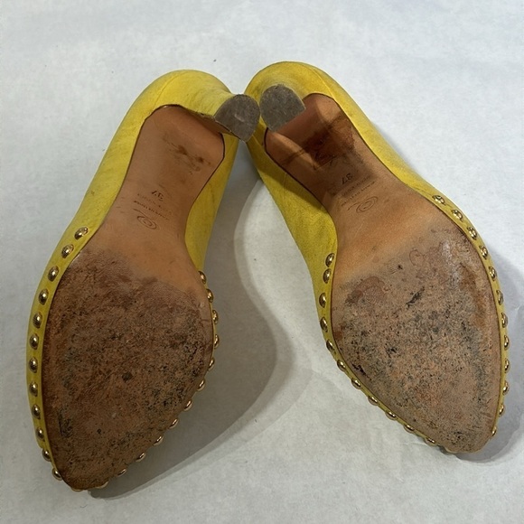 Alexander McQueen yellow suede peep toe heels embellished gold skull women’s 38 - Picture 6 of 13